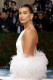 Hailey Bieber nemcsak gyönyörű, de mindig szuper szetteket válogat össze. Természetesen ezalól a legnagyobb divatesemények és gálák sem képeznek kivételt, a nagy luxusmárkák szinte sorban állnak, hogy elkészíthessenek egy egyedi ruhakreációt a modellnek.