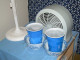 2. lépés: A ventilátor elhelyezése

Helyezzük a ventilátort egy olyan pontra, ahol a legjobb légáramlást tudja biztosítani a szobában. A ventilátort érdemes egy asztalra vagy székre helyezni, hogy megfelelő magasságban legyen, és hatékonyabban áramoltassa a levegőt.