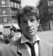 Jean-Paul Belmondo a főiskola után eleinte csak színpadon szerepelt, filmes pályafutását 1957-ben kezdte – az első jelentősebb szerepét Marc Allegret Légy szép és tartsd a szád című filmjében kapta, amelyben együtt játszott Alain Delonnal.