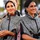 A 42 éves hercegné a jótékonysági rendezvényre egy tölcsérnyakú, oversize fazonú Carolina Herrera darabot választott, amely a fekete övvel kiegészítve remekül mutatott Meghanon, de a legtöbb női alkaton is kiválóan festhet, hiszen épp ott takar és annyit mutat, amennyit kell. 