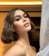 Kaia Gerber általában a neutrális-, esetleg a földszínek mellett szeret dönteni, melyek egyáltalán nem kölcsönöznek unalmas hatást a megjelenésének, épp ellenkezőleg: csak fokozzák az általa viselt nőies szettek kifinomultságát.  