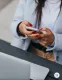 1. Furcsa szöveges üzeneteket kapsz - Valószínűleg mindenki ismeri a furcsa üzeneteket, amelyek már látszólag is egy hackertől származnak. Ezek azonban nem mindig nyilvánvalóak. Néha egyszerűen csak véletlenszerű szám- vagy betűsorozatot találsz egy-egy szöveges üzenetben, amely egy ismeretlen számtól származik. Ezek lehetnek olyan kódok is, amelyek utasításokat adnak a mobiltelefonra telepített megfigyelő szoftvereknek.

 