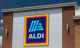 Ahogyan a Pénzcentrum beszámolt róla, az Aldi is megnyitotta első pénztár nélküli boltját Délkelet-Londonban. A vásárlókat mennyezetre szerelt csúcstechnológiás kamerarendszer figyeli, és az általuk kiválasztott termékeket is ez követi nyomon, majd távozáskor a rendszer automatikusan elkészíti a számlát.