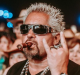 Valószínűleg már az is találkozott Guy Fieri extrém külsejével, aki nem nézi a Food Network adásait. A szakács imádja a hasát, és főzni is nagyon szeret.