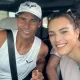 „Nagyon szeretjük mindketten a teniszt, úgyhogy a Nadal-múzeumot nem hagyhattuk ki, ahol teljesen véletlenül összefutottunk Rafával is, aki elképesztően aranyos volt. Megnéztük élőben a Mallorca ATP férfi és páros döntőjét is. Jártunk szerpentines roadtripen, felfedeztük a belvárost, jókat ettünk, ittunk. Boldog vagyok, hogy megadatik a szüleimmel együtt utazni és élményeket gyűjteni, 30 felett nem is tudnék miért hálásabb lenni” – írta a posztjában Timi, aki szelfizett is Nadallal.