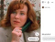 A rendező szerint a filmben erre néhány apró utalás is található. Például a ház pincéjében látható próbabábuk Kate munkájára utalnak, és nem csak díszletek. „Ez egy tudatos részlet volt, amit Hughes-szal közösen találtunk ki” – mondta Columbus. Bár a filmben nem került előtérbe Kate karrierje, a háttértörténet szervesen illeszkedik a karakterhez és a család dinamikájához.