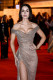 A kristálydíszítéssel tündöklő, ejtett vállú, magas combkivágású álomruha vadítóan simult a színésznő karcsú alakjára, kiemelve vékony derekát és dögös csípőjét.