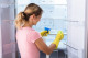 Ahhoz, hogy eltávolítsd a penészt először pakold ki az egész hűtőt, majd mosogítószeres vízzel törölgesd át, ezt követően pedig törölgesd át az egész hűtőt ecettel vagy citromsavval.