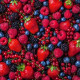 A sima bőr érdekében Georgi Grogan táplálkozási tanácsadó azt javasolja, hogy mindenképp fogyasszunk sok C-vitaminban és antioxidánsokban gazdag ételt, amelyek segítenek abban, hogy szervezetünk kollagénszintje ne károsodjon, emellett immunrendszerünket is erősítik. A bogyós gyümölcsök, mint az áfonya, ribizli vagy épp a szeder megfelelnek ennek a kritériumnak, így érdemes minél többet enni belőlük.