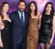 A Sandler-família Az űrhajós című film premierjén járt Los Angelesben, a róluk készült fotókat látva pedig bizony megdöbbent a világ, hiszen Sadie és Sunny rengeteget nőttek azóta, hogy a nyilvánosság utoljára látta őket.