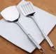 A spatulákon lévő lyukak, mint azt már említettük, nem csupán dekorációs célt szolgálnak: az első nyilvánvaló ok, hogy a felesleges zsír vagy olaj ezen keresztül távozik az ételről, miközben a spatula segítségével kiemeljük és lecsepegtetjük például a sült krumplit a bő olajból.