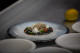 A másik fagylalt főszereplője szintén a pisztácia volt, ami viszont egy rózsaborsos burrata alapba került. A burrata egy mozarellához hasonló, annál azonban belül jóval krémesebb, tejszínesebb, nagyon lágy sajt natúr, friss ízzel. Ezt az alapot rózsaborssal fűszerezte, majd ehhez került a klasszikus változathoz is használt pisztáciakrém. A végeredmény az előzőnél krémesebb, ám egyáltalán nem édes, hanem visszafogottan fűszeres, erőteljesen pisztáciaízű fogás lett, aminek csak a hűvössége jelezte, hogy fagylaltról van szó. Ezt már egyáltalán nem nehéz előételként, vagy akár egy degusztációs menü önálló fogásaként elképzelni.