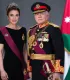 Rániját a legtöbbször Katalinhoz hasonlóan elegáns és királyi öltözékben látni, ám a hétköznapokban a királyné előnyben részesíti a laza, ámde divatos darabokat - például az idei nyár slágerét, egy olyan felsőt, ami visszatért a divatba, és sokak kedvencévé vált.
 
