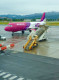 Csak ezen a héten a WizzAir egyik járata 30 órát késett. Az Abu-Dzabiból Budapestre induló gépnek helyi idő szerint 19:10-kor kellett felszállnia, ehelyett több mint egy nappal később szállt fel az utasokkal a fedélzetén.