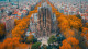 1. Gaudítól a borospincékig

Barcelona neve összeforrt Gaudí híres alkotásával, a Sagrada Famíliával, amely ősszel is lenyűgöző, és ilyenkor kevesebb sorban állással látogatható. A város azonban ennél jóval többet kínál: izgalmas épületek, egyedi hangulat és például a Camp Nou, amely ősszel csendesebb, így könnyebb bejárni. Andalúziában az enyhébb idő ideális a Királyok útja (Caminito del Rey) bejárására, a szurdok friss levegője üdítő a nyári hőség után. A Rioja borvidéken található futurisztikus Marqués de Riscal szálloda pedig a szüret idején különleges élményt nyújt. A Caminito del Rey jegyeit érdemes előre lefoglalni, és egy könnyű kabát sem árt az őszi utakhoz.
