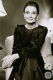 3. A szépészeti műtétek határozott elutasítása - A mai sztárvilágban megszokott töltőanyagok, szikék és botoxkezelések gondolatától Audrey Hepburn teljes mértékben elzárkózott. Fia felidézte, hogy édesanyja számára a kozmetikai és plasztikai műtétekre való bármiféle utalás is kifejezetten utálatos volt. Mélyen tisztelte arca történetét, és büszkén vállalta a kora előrehaladtával megjelenő vonalakat. Amikor későbbi éveiben egy fotós felajánlotta neki, hogy a képein digitálisan kisimítja a ráncait, a színésznő azonnal helyretette: szigorúan megtiltotta, hogy hozzányúljanak a ráncaihoz, hiszen mint mondta, mindegyikért megdolgozott, és egytől egyig kiérdemelte őket.