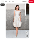 2015-ben New York utcáin Alexa Chung egy Simone Rocha-öltözékben jelent meg, amely tökéletesen megtestesítette a designer romantikus, mégis avantgárd esztétikáját. A csipkével díszített részletek, a szoborszerű sziluett és a Rocha-féle drámai vonalvezetés mind kifinomultságot sugároztak, miközben Alexa természetes könnyedsége ellazította az összhatást. A megjelenés egyszerre volt modern és időtlen, érzékeltetve, hogy Chung nem csupán követi a divatot, hanem aktívan formálja is azt. Nem meglepő, hogy a brit modellt azóta is a tervező egyik legikonikusabb múzsájaként tartják számon.