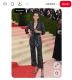 A 2016-os Met Gala témája, Manus X Machina: Divat a Technológia Korában, a kézművesség és a modern technológia kapcsolatát ünnepelte. Alexa hű maradt önmagához, és a futurisztikus, extravagáns megközelítések helyett egy visszafogottabb, mégis karakteres megoldást választott. Thakoon kreációjában lépett a vörös szőnyegre, amely tökéletesen tükrözte saját stílusát: klasszikus, de friss, modern részletekkel felfrissítve.

A ruha szabásvonala minimalista eleganciát sugárzott, miközben apró, finoman elhelyezett részletei – a textúrák, a szabás kiemelt pontjai – utaltak a gála technológiai tematikájára. Alexa hozzáállása ismét bizonyította, hogy nem kell harsány látvány ahhoz, hogy valaki kitűnjön. 