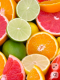 Citrusfélék - A hámozott citrusfélék, mint a citrom, a narancs, a mandarin vagy a grapefruit, rendkívül magas koncentrációban tartalmaznak citromsavat, ami egy kifejezetten agresszív környezetet teremt az alufólia számára. Amikor a megmaradt citromgerezdet a teázás után gondosan alufóliába tekerjük, hogy ne száradjon ki, valójában egy veszélyes kémiai reakciót indítunk el a hűtőszekrényben. A savas nedvesség szó szerint elkezdi felmarni és feloldani a vékony fémréteget. A szakértők figyelmeztetnek: a citrusféléket kizárólag jól záródó üvegedényben vagy műanyag dobozban szabadna tárolni az egészségünk érdekében.