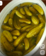 Savanyúságok - A különféle savanyúságok, mint a csemegeuborka, a csalamádé vagy a savanyított káposzta, a magyar konyha elengedhetetlen kísérői, ám az alufóliával kombinálva valóságos időzített bombává válnak. Ezek az élelmiszerek ugyanis nemcsak magas savtartalommal bírnak az ecetes lé miatt, hanem rendkívül intenzíven sózottak is. A só és a sav együttes ereje egy olyan agresszív koktélt alkot, amely rekordsebességgel képes kikezdeni és feloldani az alumínium szerkezetét. A hosszan tartó érintkezés során a savanyúság valósággal magába szívja a nehézfémet, ami súlyos egészségügyi kockázatot rejt magában.
