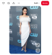 A 2018-as Critics’ Choice Awards vörös szőnyegén a rendezőnő ismét megmutatta, miért tartják a hollywoodi elegancia egyik legfőbb képviselőjének. Ezúttal egy lenyűgöző, fehér Ralph &amp; Russo haute couture ruhát választott, amelynek sziluettje egyszerűnek mondható, azonban a vállakat és a dekoltázst körülölelő, finoman rétegzett tollas részlet különleges, szoborszerű hatást adott a megjelenésnek. Az outfit letisztultságát hosszú, lelógó gyémánt fülbevalók és egy csillogó gyűrű egészítették ki, míg a smink visszafogott, a klasszikus Jolie-vonalat követte: hangsúlyos szemek, vörös ajkak. Haját elegáns kontyba fogta, amely kiemelte a ruha drámai vállmegoldását.