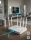 Egy Wi-Fi router az éjszakai lakásban, villogó zöld fényekkel - A Wi-Fi router az az eszköz, amelyet szinte senki sem kapcsol ki, hiszen megszoktuk, hogy az internetnek mindig elérhetőnek kell lennie. Bár a router teljes áramtalanítása nem mindig javasolt – mivel ez megzavarhatja az okosotthon-rendszereket vagy az éjszakai biztonsági kamerákat –, a Wi-Fi (WLAN) funkció folyamatos sugárzása éjszaka tiszta energiapazarlás. Amíg a család alszik, nincs szükség a vezeték nélküli hálózatra. A modern routerek beállításaiban (a webes adminisztrációs felületen) egyszerűen beállítható egy éjszakai időzítő, amely automatikusan lekapcsolja a Wi-Fi sugárzást például éjfél és reggel hat óra között. Ezzel nemcsak áramot spórolunk, de a környezetünket is tehermentesítjük.