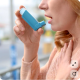 2. Aminofillin (Asztma és COPD kezelése) - Az aminofillin egy rendkívül erős hatóanyag, amelyet a hörgők tágítására és a légzőizmok stimulálására használnak súlyos légzőszervi megbetegedések esetén. Ez a gyógyszer azonban eleve hosszú listányi mellékhatással rendelkezik: álmatlanságot, szívdobogást, remegést és gyomorpanaszokat okozhat. A kávéban lévő koffein kémiailag rokon vegyülete az aminofillinnak, így a kettő együttes fogyasztása hatványozottan felerősíti ezeket a negatív tüneteket. A Medline Plus jelentése szerint ilyen kezelés mellett nemcsak a kávét, hanem a teát, a kakaót és még a csokoládét is érdemes elkerülni. A túlzott stimuláció ilyenkor már nem segíti a légzést, hanem megterheli a szív- és érrendszert, ami a beteg állapotának romlásához vezethet.