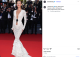 A divatrajongók gyorsan kiszúrták, hogy Bella Hadid ruhája nem csupán modern mestermunka volt, hanem egy legendás divatikon előtt is tisztelgett. Több külföldi lap szerint a Schiaparelli-ruha Jane Birkin egyik ikonikus, mélyen kivágott fekete ruháját idézte meg, amely a hetvenes években vált híressé. Bella megjelenése így egyszerre hatott nosztalgikusnak és futurisztikusnak, ami még különlegesebbé tette az egész összeállítást. Egy biztos: a modell láthatóan élvezte a figyelmet, magabiztosan pózolt a kameráknak, és szinte uralta a vörös szőnyeget.