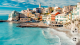 5. Bogliasco Beach (Olaszország) - Az olasz tengerpartokról a legtöbb embernek a zsúfolt, napágyakkal sűrűn teleszórt homokos partok jutnak eszébe, ám a Ligur-tenger partján fekvő Bogliasco Beach rácáfol ezekre a sztereotípiákra. Ez a festői, apró halászfalu mindössze néhány kilométerre található Genovától, mégis sikerült megőriznie autentikus, békés és családias hangulatát. A strandot körülölelő színes, tipikus liguriai házak és a drámai sziklák látványa egészen lenyűgöző hátteret biztosítanak a fürdőzéshez. A part kavicsos és sziklás, a víz pedig hihetetlenül tiszta, mélykék árnyalatokban pompázik, ami mágnesként vonzza a búvárkodás és a nyugalmas úszás szerelmeseit. Mivel a fősodratú nemzetközi turizmus még nem árasztotta el teljesen ezt a területet, Bogliasco tökéletes választás azoknak, akik szeretnének elvegyülni a helyiek között, és egy igazi olasz eszpresszó vagy egy friss foccacia társaságában, csendben élvezni a mediterrán életérzést.