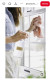 Mindenre külön tisztítószer

Amikor minden feladathoz más flakont kell elővenni, az ember könnyen elveszik a tisztítószerek tengerében. A takarítás ilyenkor nemcsak tovább tart, hanem felesleges energiát is felemészt: folyamatosan váltogatni kell a szereket, keresgélni a megfelelő flakont, majd újra és újra visszatérni a szekrényhez. Ráadásul az ilyen mennyiségű szer rendszerezése sem egyszerű – a tisztítószer tároló gyorsan kaotikussá válhat.

Elegendő néhány alapvető, sokoldalú szer, mint egy általános konyhai és fürdőszobai tisztító, antibakteriális permet, valamint néhány természetes házi alternatíva – például desztillált fehér ecet és szódabikarbóna. Az ecet igazi csodaszer: megfelelően használva segít eltávolítani a penészt és baktériumokat, semlegesíti a kellemetlen szagokat, sőt világosítja a foltokat is – mindezt erős vegyszerek nélkül.

Az egyszerűség elve nemcsak a tisztítószerekre, hanem az eszközökre is érvényes. Egy mikroszálas kendő például éveken át használható, ha megfelelően gondozzuk. Ha kevesebb eszközzel, de tudatosabban takarítunk, nemcsak időt spórolunk, hanem a mindennapi rutin is sokkal gördülékenyebbé válik.