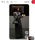 A letisztult look

Egy elegáns, nőies megjelenéshez érdemes a klasszikus szabásvonalakat és a gazdag textúrákat ötvözni. Egy rövidebb, strukturált blézer tökéletesen kiegészíti a hosszan leomló, díszített maxi szoknyát, amely minden mozdulattal finoman megcsillan. Az összhatás egyszerre kifinomult és modern, ideális választás egy városi, esti eseményre. A kiegészítők terén elég egy letisztult tűsarkú és apró, ragyogó fülbevaló – így a hangsúly a ruhadarabok textúráin és mozgásán marad. Ez a stílus a klasszikus női elegancia kortárs értelmezése: magabiztos, harmonikus és minden részletében megkomponált.