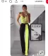 Fekete és neon árnyalatok

A fekete az időtlen elegancia alapja, és a francia nők egyik legfontosabb ruhaszínének számít. A fekete visszafogott, kifinomult és szinte minden más színnel harmonizál. Azonban az élénk neon árnyalatok túl erős kontrasztot adnak a feketével, így az összhatás harsány, divatkövető és kevésbé elegáns lesz.

A francia stílus egyik legfontosabb szabálya, hogy a ruhák kiegészítsék a viselő személyiségét, ne uralják azt. A neon színek gyorsan elvonják a figyelmet, és megtörik a fekete eleganciáját. A feketehez a legjobb párosítás mindig a bézs, törtfehér, szürke vagy mély bordó – ezek az árnyalatok harmonikusan egészítik ki egymást, és időtlen stílust adnak.