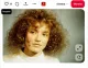 A John Malkovich menet nemcsak Cameron Diaz külseje miatt számított különleges filmnek, hanem azért is, mert teljesen más oldalát mutatta meg színésznőként. A történet abszurd és fekete humorú világa különleges atmoszférát teremtett, amelyben Diaz karaktere, Lotte fokozatosan fedezi fel saját személyiségét és vágyait. Ehhez a szerephez elengedhetetlen volt a teljes átalakulás: a göndör barna haj, a természetesebb arc és a hétköznapibb megjelenés mind hozzájárultak ahhoz, hogy a nézők ne a hollywoodi bombázót lássák benne. A film bemutatása után sok kritikus külön kiemelte, mennyire bátor döntés volt a részéről, hogy lemondott megszokott glamúros külsejéről. A nézők számára is emlékezetes maradt ez az időszak, hiszen ritkán fordult elő, hogy Cameron Diaz ennyire másképp nézzen ki. A barna haj és a göndör tincsek teljesen új karaktert adtak neki, mégis megmaradt benne az a különleges kisugárzás, ami miatt világszerte rajongtak érte.