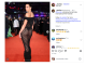 A Berlinale vörös szőnyegén Dua Lipa egy fekete, csipkés, áttetsző Chanel-ruhában jelent meg, amely tökéletesen simult az alakjára. A ruha finoman kidolgozott csipkéje sejtelmesen láttatta az énekesnő karcsú derekát és formás lábait, miközben az anyag elegáns esése kifinomult hatást keltett. Az áttetsző anyag merész választás volt, mégsem hatott közönségesnek: inkább volt érzéki és dögös. A különleges szabás és a precíz kivitelezés tehát kiemelte Dua tökéletes idomait, a minimalista kiegészítők és a visszafogott smink pedig még inkább a ruhára és az énekesnő természetes szépségére irányították a figyelmet.