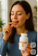 D-vitamin - A D-vitamint vagy „napfényvitamint” a legtöbben az immunrendszer erősítésére és a kalcium felszívódásának támogatására szedik, ám a kávé fogyasztása ennél a vitaminnál is komoly zavarokat okoz. Bár a D-vitamin zsírban oldódik, a koffein közvetlenül a sejtek szintjén fejti ki negatív hatását a hasznosulására. Tudományos vizsgálatok kimutatták, hogy a koffein képes blokkolni a sejteken található D-vitamin-receptorokat, ami azt jelenti, hogy hiába van jelen a vitamin a véráramban, a sejtek nem tudják azt befogadni és felhasználni. Így a kávé miatt a D-vitamin nem képes ellátni az immunvédelmi feladatait. De: van egy megmentő megoldás. Lapozz és eláruljuk!