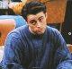 A nőcsábász Joey Tribbiani, aki meghódította a világot - Matt LeBlanc 1994-ben ölthette magára a jólelkű, ám nem túl éles eszű olasz-amerikai színész, Joey Tribbiani szerepét. A karaktere és a legendás "How you doin'?" beszólása pillanatok alatt a sorozat legnépszerűbb elemévé vált. A képernyőn nyújtott alakításáért három Emmy-jelölést is kapott. A Jóbarátok lezárása után ő volt az egyetlen a hat főszereplő közül, aki saját spin-off sorozatot kapott Joey címmel. Bár a szitkom két évad után véget ért, LeBlanc később a Sikersorozat című szériával ért el óriási szakmai sikereket, amelyért Golden Globe-díjat is nyert, bizonyítva tehetségét.