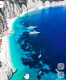 3. Fteri Beach, Kefalonia, Görögország - A képzeletbeli dobogó harmadik fokára egy másik lenyűgöző görögországi csoda, a Kefalonia szigetén megbúvó Fteri Beach került fel. Ez a strand a vadregényes, szinte érintetlen természet mintapéldája, amelyet gigantikus, vakítóan fehér mészkősziklák vesznek körül, teljesen elzárva a külvilágtól. Mivel szárazföldön rendkívül nehezen, szinte csak merész túrázással megközelíthető, a legtöbb utazó taxicsónakokkal érkezik a hófehér kavicsos partra. A víz intenzív tisztasága miatt a horgonyzó hajók szinte lebegni látszanak a felszínén, garantálva a teljes nyugalmat.
