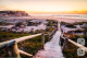1. Praia de Monte Clérigo, Aljezur, Algarve, Portugália - Európa abszolút legjobb strandja 2026-ban a portugáliai Algarve régióban található Praia de Monte Clérigo lett. Ez a lélegzetelállító tengerpart az Atlanti-óceán nyers, monumentális erejét és a dűnék lágy szépségét ötvözi. A hatalmas, finomhomokos partot festői sziklaformációk és egy bájos, tradicionális halászfalu színes házai szegélyezik. Apály idején a sziklák között természetes medencék alakulnak ki, amelyek ideálisak a családoknak, míg a hullámok a szörfösök Mekkájává teszik a helyet. A fenntartható turizmus és a háborítatlan természeti szépség miatt lett az utazók első számú kedvence.