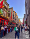 1. Dublin, Írország - A ranglista abszolút győztese Dublin lett, ami nem is csoda, hiszen az ír főváros híres a vendégszeretetéről. Itt szoló utazóként sem leszel egyedül egyetlen percre sem, ha nem akarod! A legendás ír pubok nyüzsgő forgatagában könnyedén szóba elegyedhetsz a helyiekkel egy korsó Guinness felett. Bejárhatod a híres sörfőzde interaktív kiállítását, vásárolgathatsz a kézműves utcákban, vagy pihenhetsz a zöldellő parkokban. Ha pedig a természetbe vágysz, Dublinból szuper egynapos túrák indulnak a lélegzetelállító Cliffs of Moher szikláihoz.