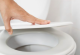 Ha nyitva hagyjuk a WC tetejét, azzal – a feng shui elmélete szerint – szabad utat engedünk a pénz, az életerő és a pozitív energia távozásának. Ez a kis figyelmetlenség hosszú távon negatív hatással lehet a pénzügyeinkre, a karrierünkre, sőt, akár az egész életünkre is.
 
