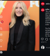 Az évek során Felicity Huffman külseje sokat változott, ami teljesen természetes, hiszen több mint két évtized telt el a sorozat indulása óta. Ma már érettebb, kifinomultabb megjelenéssel láthatjuk, és sokszor egészen más stílusban jelenik meg, mint korábban. 'A Doki' című sorozatban például Dr. Joan Ridley szerepében tűnt fel, ahol teljesen eltérő karaktert alakított, mint amit a rajongók megszoktak tőle. Ebben a szerepben sokak számára szinte felismerhetetlen volt első pillantásra. Ennek ellenére jellegzetes mosolya és tekintete továbbra is árulkodik arról, hogy ugyanazt a színésznőt látjuk, akit évekkel ezelőtt megismertünk.