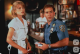 2. Sztár és szexszimbólum - A kilencvenes években Bridget Fonda neve egyet jelentett a sikerrel. Olyan filmekben szerepelt, mint a Sorsjegyesek vagy a Jackie Brown, ahol a korszak legnagyobb színészeivel dolgozhatott együtt. Különleges szépsége és visszafogott, mégis erős jelenléte miatt hamar a közönség kedvencévé vált. Nemcsak a vásznon aratott sikert: a vörös szőnyegen is ikonikus megjelenésekkel hívta fel magára a figyelmet, és sokan a korszak egyik legstílusosabb színésznőjeként tartották számon. Majd eltűnt.

 