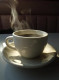Amikor kint 8 fok van, semmire sem vágyunk jobban, mint egy gőzölgő, forró kávéra, amit éhgyomorra, az első dolgunkként hörpintünk fel. A koffein önmagában is megemeli a stresszhormonszintet, de ősszel – amikor a szervezetünk amúgy is több energiát használ el a hőháztartás fenntartására – az éhgyomri kávé egy valóságos sokkterápia az emésztőrendszernek. Bár az első 20 percben felpörget, a vércukorszinted óriási hullámvasútra kerül, ami órákkal később elképesztő éhségérzetet és totális kimerültséget vált ki.