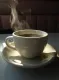 Amikor kint 8 fok van, semmire sem vágyunk jobban, mint egy gőzölgő, forró kávéra, amit éhgyomorra, az első dolgunkként hörpintünk fel. A koffein önmagában is megemeli a stresszhormonszintet, de ősszel – amikor a szervezetünk amúgy is több energiát használ el a hőháztartás fenntartására – az éhgyomri kávé egy valóságos sokkterápia az emésztőrendszernek. Bár az első 20 percben felpörget, a vércukorszinted óriási hullámvasútra kerül, ami órákkal később elképesztő éhségérzetet és totális kimerültséget vált ki.