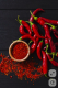1. Chili - Bár elsőre teljesen ellentmondásosnak tűnik a tűzforró napokon csípőset enni, a chilirendkívül hatékony szövetségesünk a hőségben. A benne található kapszaicin nevű anyag irritálja a szájnyálkahártya receptorait, aminek hatására az agyunk tévesen azt hiszi, hogy a testünk túlmelegedett, és azonnal intenzív izzadást indít be. Ahogy ez az izzadság elpárolog a bőrünkről, hőt von el a szervezetünkből, ami természetes módon hűti le a testünket. Fogyasztási tipp: Nyáron tegyen egy kevés aprított friss chilit a könnyű grillsalátákhoz, ázsiai tésztákhoz vagy akár a hűvös paradicsomlevesekhez.