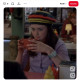 Érdekesség, hogy a képernyőn mindig kávét kortyolgató Rory-val ellentétben Alexis Bledel a való életben egyáltalán nem szereti a kávét. A sorozatban látott ikonikus kávés bögréit valójában kólával töltötték meg a forgatások során. Ez a kis filmes trükk lehetővé tette, hogy a karakter hű maradjon a rajongók által megszeretett szokásaihoz, miközben a színésznő kényelmesen kerülhette a kávét. Érdekes belegondolni, hogy a sorozat egyik legismertebb jellegzetessége, a folytonos kávézás, valójában egy forgatási praktikából született. 