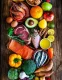 Klorofill, C-vitamin és flavonoidok — segítik a sejtek regenerációját. Spenót, fodros kel, madársaláta alapként minden ebédhez vagy salátához. Élőflóra és tejsavbaktériumok — helyreállítják a bélflóra egyensúlyát. Savanyú káposzta, kovászos uborka, kefir vagy kimchi fogyasztása napi szinten. A fáradtság, a nyűgösség és az agyköd nem kötelező velejárója az ősznek vagy a feszített élettempónak. Cseréld le a feldolgozott, finomított ételeket színes, gyulladáscsökkentő alapanyagokra, és a szervezeted már néhány napon belül érezhető energiarobbanással fogja meghálálni a gondoskodást!