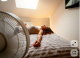3. Üres szobában felejtett ventilátorok: Felesleges áramfogyasztás és hőtermelés. - A ventilátor nem hűti le a szoba levegőjét, csupán a mozgó légáramlat segítségével a bőrünkön lévő nedvesség elpárologtatását segíti elő, ami számunkra hűvös érzetet kelt. Ha bekapcsolva hagyjuk a ventilátort egy olyan helyiségben, ahol éppen senki sem tartózkodik, azzal semmit sem érünk el. Sőt, a berendezés elektromos motorja a folyamatos működés közben hőt termel, így az üresen járatott ventilátor valójában csak tovább fűti az egyébként is meleg szobát, miközben feleslegesen pazarolja az energiát és növeli a villanyszámlát.