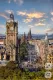 Edinburgh – Gótikus hangulat és frissítő skót szellő - Skócia lenyűgöző fővárosa az egyik legbiztosabb menedék, ha menekülnél a forróság elől. Edinburgh-ban a nyári átlaghőmérséklet ritkán haladja meg a 19-20 fokot, a tenger felől érkező friss levegő pedig folyamatosan hűsíti a várost. A macskaköves utcák, a vulkáni sziklán magasodó ikonikus vár és a gótikus építészet elképesztő atmoszférát teremtenek a kellemes sétákhoz. Ha még frissebb levegőre vágysz, a város közepén található Arthur’s Seat nevű kialudt vulkánra feltúrázva garantáltan átfúj a szél, míg a közeli Portobello tengerpartján a hűsítő tengeri habok látványát élvezheted. Átlagos nyári hőmérséklet: 18–20 °C | Elérhetőség: Közvetlen fapados járatok