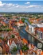 Gdańsk – A Balti-tenger hűsítő ékszerdoboza - A Balti-tenger partján fekvő lengyel város az egyik legkedvezőbb árú és leghűsítőbb úti cél egy nyári hétvégére. Gdańskban a tengeri szellőnek köszönhetően a hőmérséklet ritkán emelkedik 22-23 fok fölé, ami kifejezetten kellemessé teszi a hanza-stílusú óváros és a csodás téglagótikus műemlékek bejárását. Ha pedig még több frissítő élményre vágysz, a szomszédos Sopot elegáns üdülővárosa a híres fapallós mólójával és széles, hűvös tengerpartjával mindössze 20 perces vonatozással elérhető, így a városnézés és a tengerparti hűsölés tökéletesen ötvözhető. Átlagos nyári hőmérséklet: 21–23 °C | Elérhetőség: Közvetlen fapados járatok